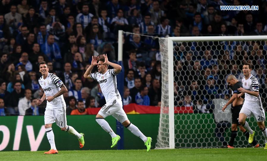 Juventus' Marko Pjaca (2nd L) celebrates after scoring during the first leg match Round of 16 of the UEFA Champions League between FC Porto and Juventus FC at Dragon stadium in Porto, Portugal, Feb. 22, 2017. 