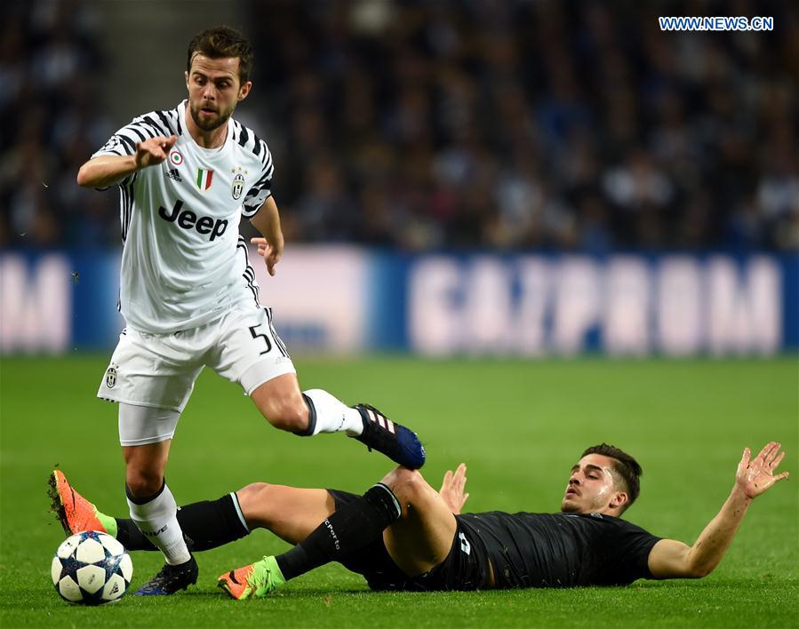 Porto's Andre Silva (R) vies with Juventus' Miralem Pjanic during the first leg match Round of 16 of the UEFA Champions League between FC Porto and Juventus FC at Dragon stadium in Porto, Portugal, Feb. 22, 2017. 