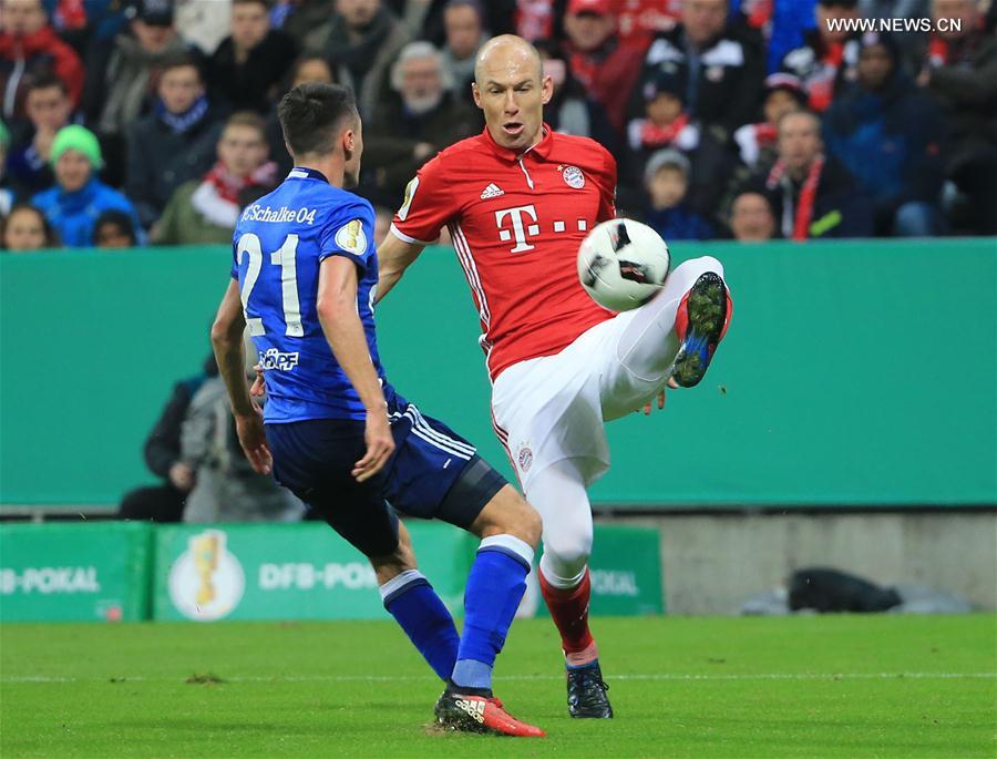 Arjen Robben (R) of Bayern Munich vies with Alessandro Schoepf of Schalke 04 during a quarterfinal football match of German Cup in Munich, Germany, March 1, 2017.
