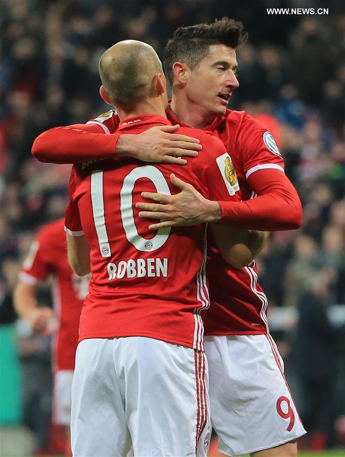 Robert Lewandowski (R) and Arjen Robben of Bayern Munich celebrate scoring during a quarterfinal football match of German Cup against FC Schalke 04 in Munich, Germany, March 1, 2017. 