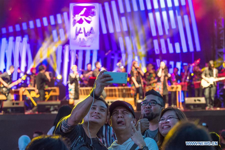 Fans take selfies during the Jakarta International BNI Java Jazz Festival 2017 in Jakarta, Indonesia, March 3, 2017. The Jakarta International BNI Java Jazz Festival is held from March 3 to 5. (Xinhua/Du Yu) 