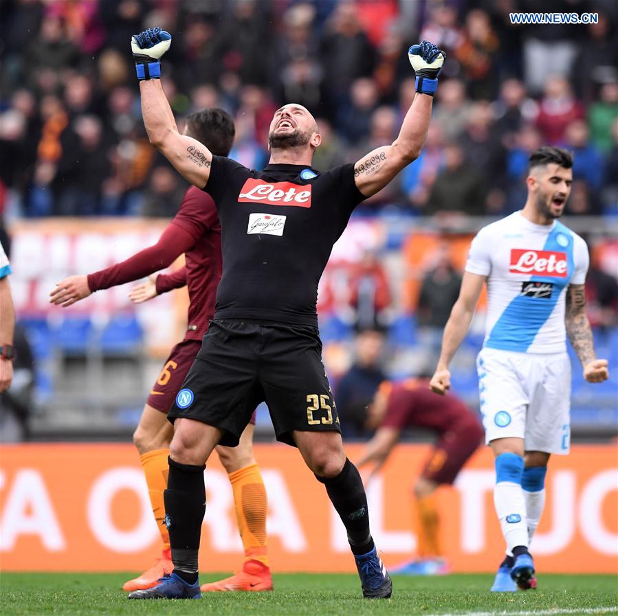 Napoli's goalkeeper Pepe Reina (C) celebrates after their Italian Serie A football match against Roma in Rome, Italy, March 4, 2017. 