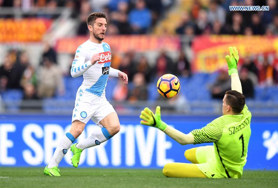 Napoli's Dries Mertens (L) scores his first goal during the Italian Serie A football match against Roma in Rome, Italy, March 4, 2017. 