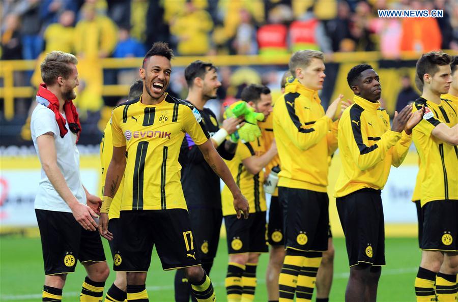 Pierre-Emerick Aubameyang (L2) of Borussia Dortmund celebrate victory with his teammates after the Bundesliga match against Bayer 04 Leverkusen at Signal Iduna Park in Dortmund, Germany, March 4, 2017. 