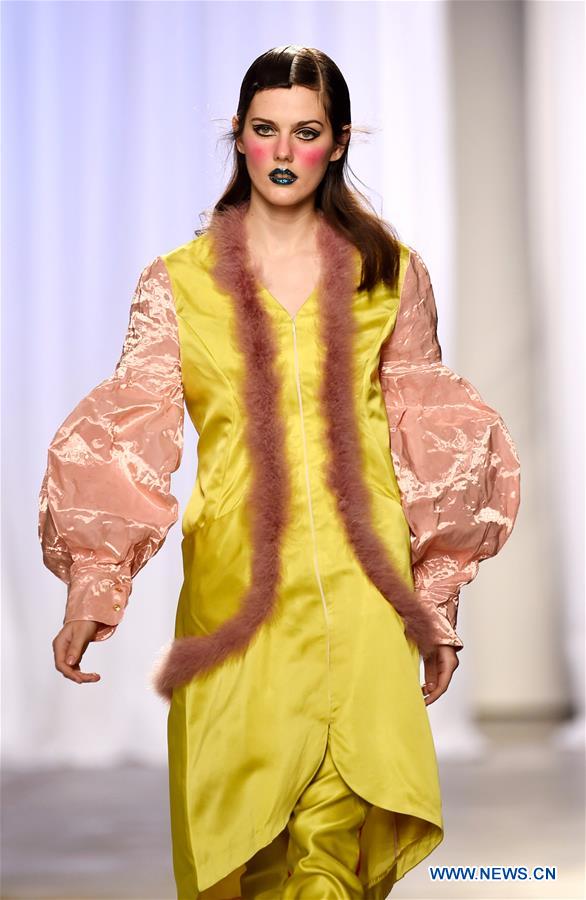 A model presents a creation of designer David Ferreira at the Lisbon Fashion Week Fall/Winter 2017/18 in Lisbon, capital of Portugal, on March 10, 2017. (Xinhua/Zhang Liyun)