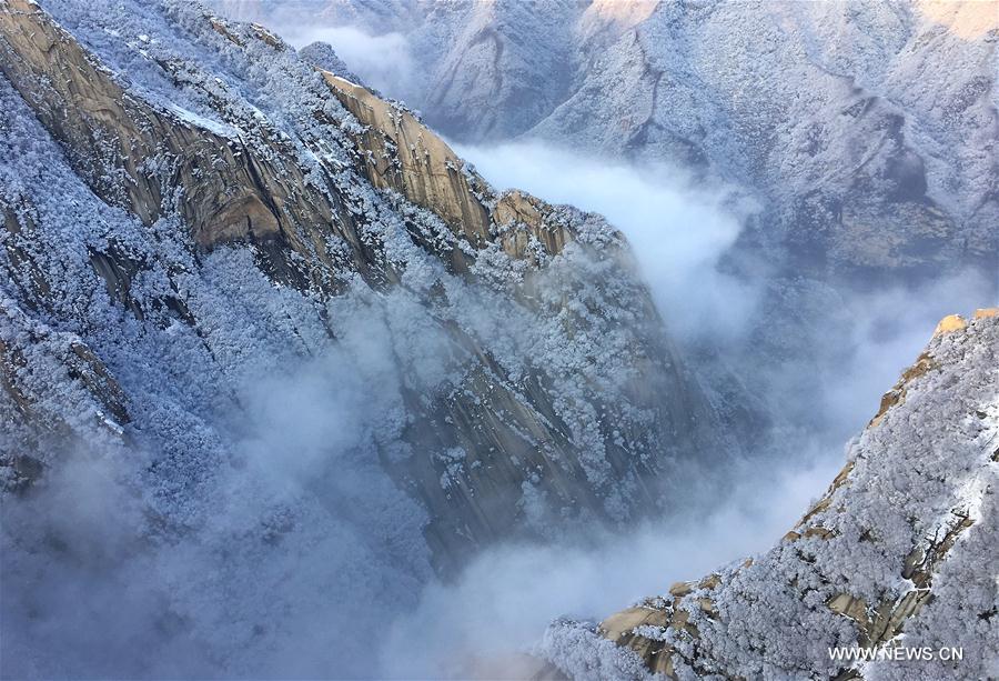 Photo taken on March 14, 2017 shows the scenery of the Huashan Mountain after snow in northwest China's Shaanxi Province.