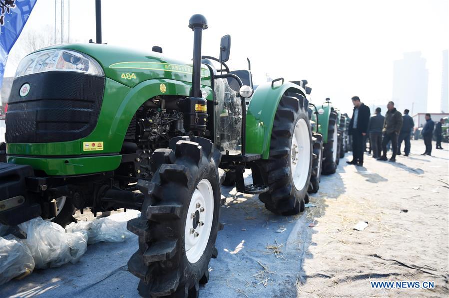 Farmers view agricultural machinery at a market in Harbin, northeast China's Heilongjiang Province, March 16, 2017. Farmers in Heilongjiang began to choose agricultural machinery on the market for the upcoming spring ploughing.(Xinhua/Wang Jianwei) 