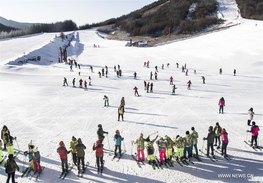 Photo taken on Dec. 30, 2016 shows that tourists ski at Shennongjia Ski Resort in Shennongjia, central China's Hubei Province. Keeping up a sound and steady pace of development, the Chinese sports industry was booming in 2016. The National Fitness Program (2016-2020) and the 13th Five-year Plan on the Sports Industry were both issued in 2016 to offer a clear direction for China's national strategy of ensuring public fitness and the development of the sports industry. China's General Administration of Sport, jointly with many other national governmental departments, also published policies and plans on winter sports. It released a plan on Nov. 2, 2016 to speed up the construction of winter sports infrastructure, aiming to build at least 500 skating rinks before the 2022 Winter Olympic Games. Four of six ski resorts are built in Shennongjia. During season 2016-2017, Shennongjia Ski resort accommodated more than 120,000 tourists, up 35 percent from 2015. A winter sports training base is planned to construct in Shennongjia for traning professional athletes. Around 2,000 people regularly participate in skating sports at five rinks in Wuhan, capital of Hubei Province every year. (Xinhua/Xiao Yijiu)