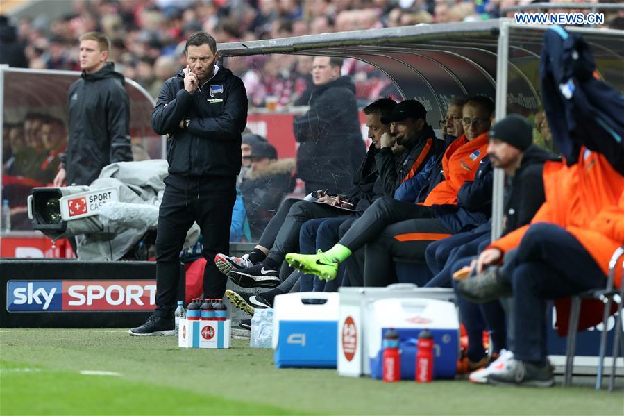 Head coach Pal Dardai of Hertha BSC looks on during the Bundesliga match between 1. FC Koeln and Hertha BSC in Cologne, Germany, on March 18, 2017.