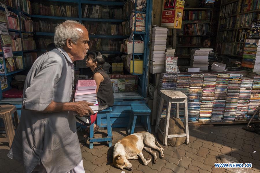 An Indian man carries books at a book market on College Street in Kolkata, capital of eastern Indian state West Bengal, on March 20, 2017. (Xinhua/Tumpa Mondal) 
