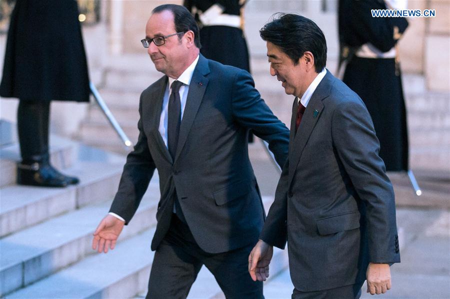 French President Francois Hollande (L) welcomes visiting Japanese Prime Minister Shinzo Abe at the Elysee Palace in Paris, France, on March 20, 2017.
