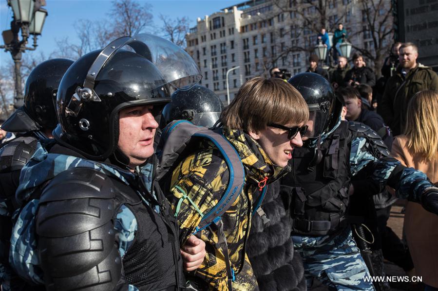 Official data showed that about 7,000-8,000 people took to the street in downtown Moscow on Sunday in a protest against corruption. 