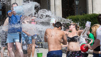 Water fight flashmob organized in Budapest to fight against heat