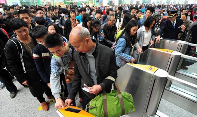 East China witnesses travel rush during Qingming Holiday