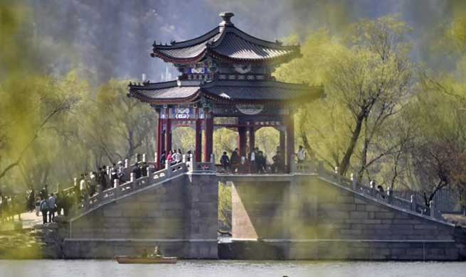 Tourists enjoy leisure time during Qingming Holiday