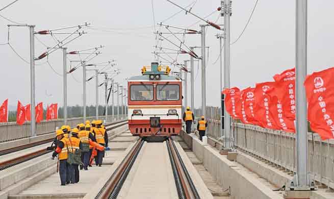 Construction members work at Liaoning section of high-speed railway