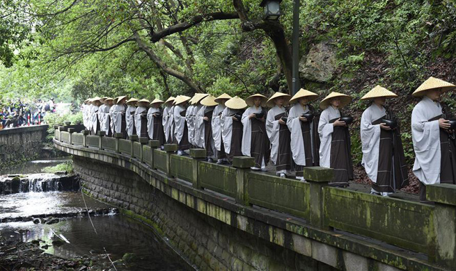 Monks take part in mendicants' walk to raise charity donation in Hangzhou