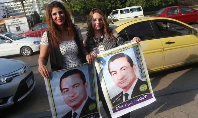 People celebrate Hosni Mubarak's 89th birthday in Cairo