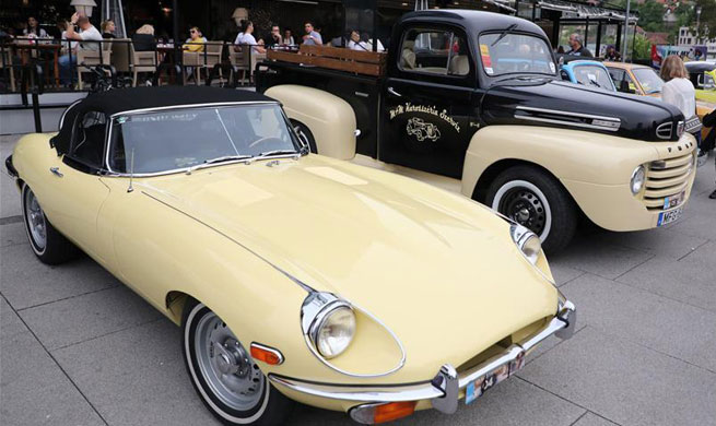 Vintage cars exhibited at 15th Int'l Old-timers Show in Sarajevo
