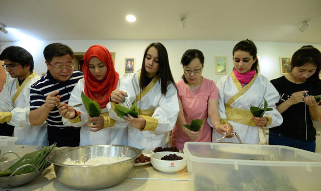 Foreign students make "zongzi" to mark Dragon Boat Festival
