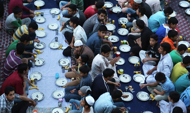 Muslim orphans wait for Ramadan iftar in Kashmir