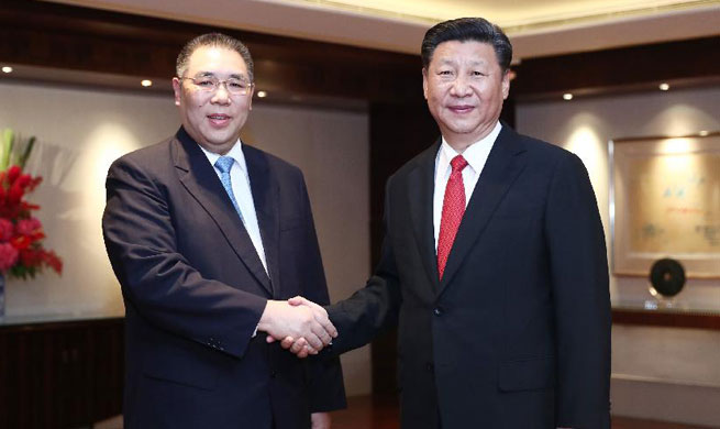 Xi meets Macao Chief Executive in Hong Kong