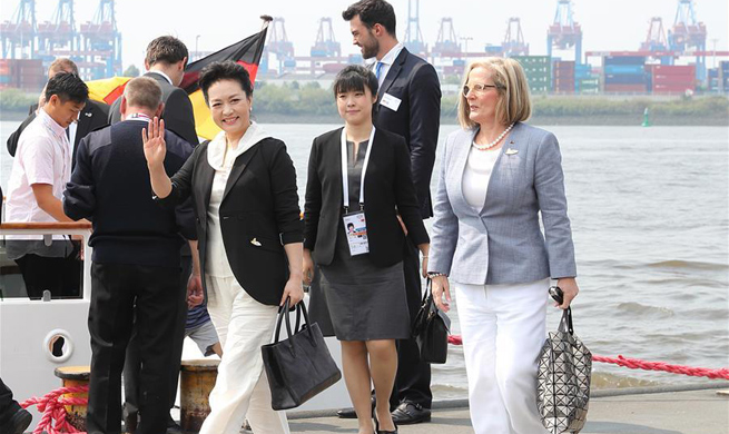 China's first lady visits Port of Hamburg