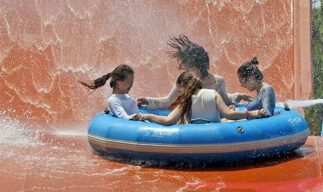 Heat wave drives citizens to sea parks for fun and coolness in E China