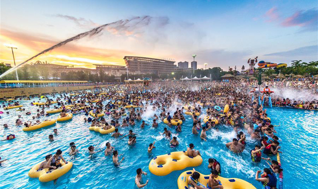 Heat wave drives people to water park in C China's Wuhan