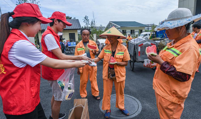 Volunteers send mung bean soup, watermelons to workers in sweltering heat