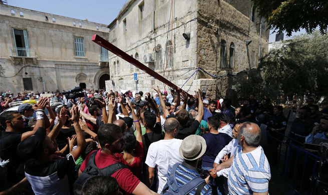 Dozens of Palestinians injured in new clashes near E. Jerusalem's shrine