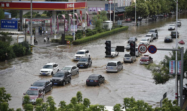 Heavy rain hits NE China causing waterlogging and traffic jam