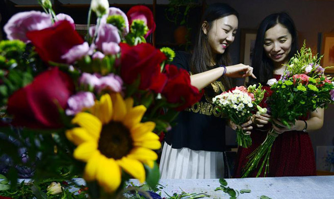 Women learn to make floral arrangement ahead of Qixi Festival