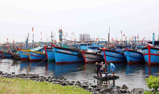 Ships go back to port to avoid approaching Typhoon in Vietnam