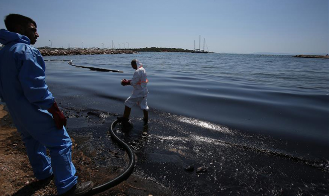 Greece struggles to clean up oil spill, mayors warn of legal action