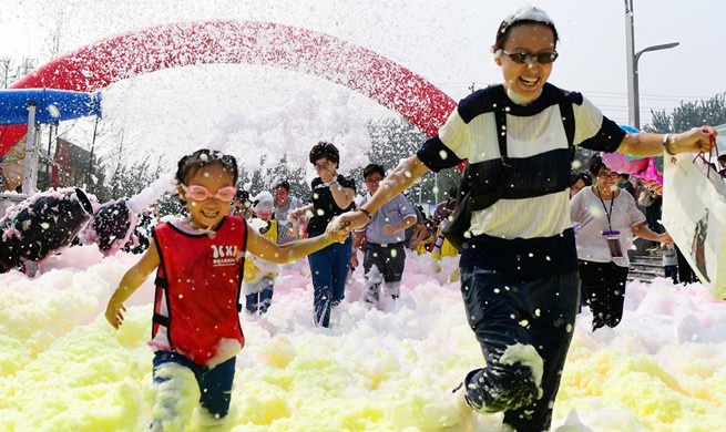 Bubble run held to celebrate National Day in N China