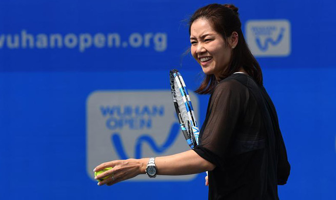 Li Na shows tennis skills to young players during 2017 WTA Wuhan Open