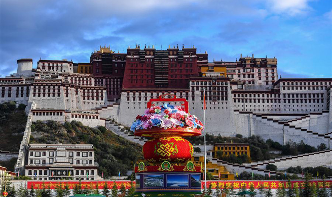 Tibet's Potala Palace decorated to greet National Day
