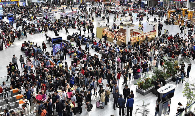 China witnesses travel peak on first day of National Day holiday
