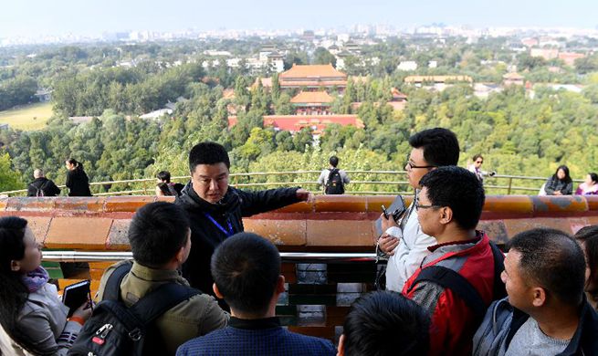 Journalists for 19th CPC National Congress attend tour along Central Axis of Beijing