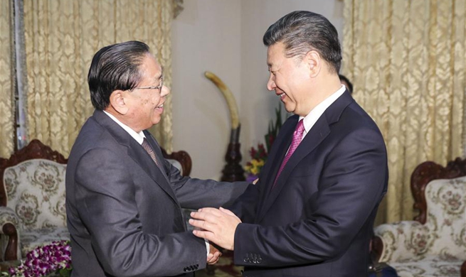 Xi meets former Lao president