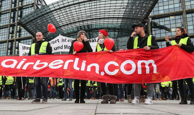Over 1,000 employees of insolvent Air Berlin demonstrate in Berlin