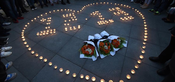 College students light candles in commemoration of Nanjing Massacre victims