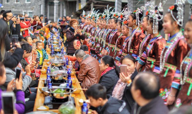 Nearly 1,000 tourists enjoy "Niubie" hotpot feast in China's Guizhou