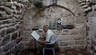 People read Koran in Nablus during second day of Ramadan