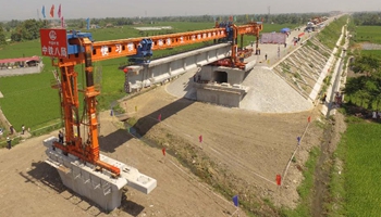 Chengdu-Lanzhou Railway's girder erection operation starts construction