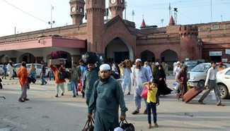People return from hometowns after celebrating Eid al-Fitr in E Pakistan