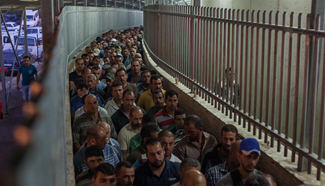 Palestinian labourers cross into Israel for work