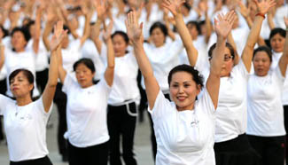 Square dancing lovers greet Fitness Day in NW China's Shaanxi