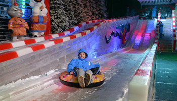Tourists enjoy cool at ice paradise in China's Nanchang